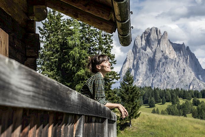 Seiser Alm im Sommer - Panorama Blick von Almhütte auf die Dolomiten